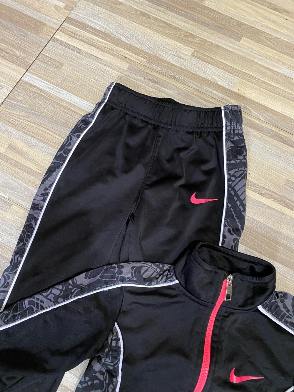 NIKE Dri Fit 2 piece track set size kids girls 5 - Picture 3 of 7